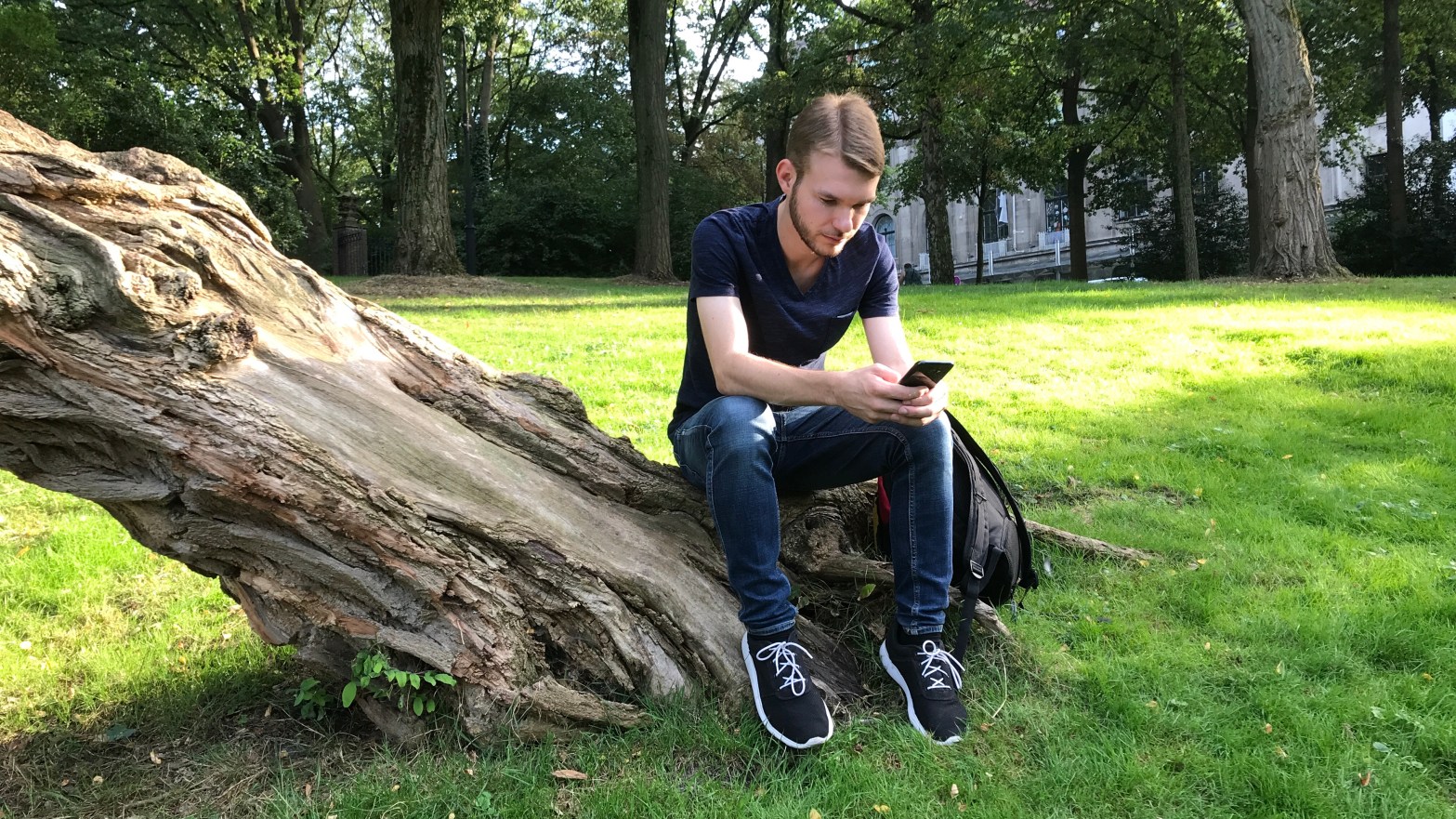 Robin Meyer mit Smartphone